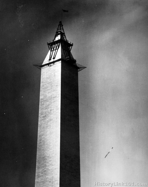 Final construction at cap of the Washington Monument
