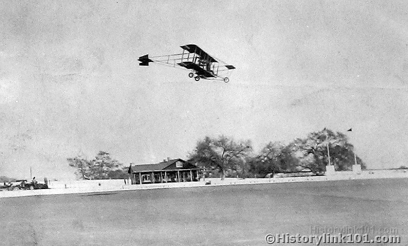 Willard's Curtiss in flight 1911